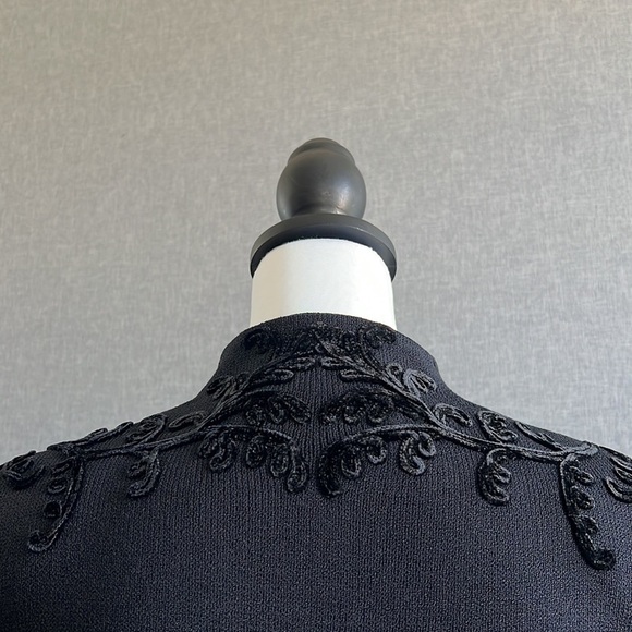 St. John Evening - Black embellished Jacket. GORGEOUS! Like NEW! Size 10 - Picture 5 of 10